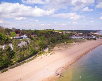 Seaside Chalet - Sleeps 6 - Deal - Strand