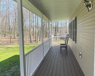 Tranquil Farmhouse Retreat - Uncasville - Balcony
