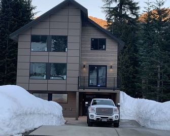 Mountain Cabin - Snoqualmie Pass - Building