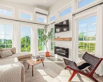 Great Views | Couples Getaway Near Downtown! - Lynchburg - Living room