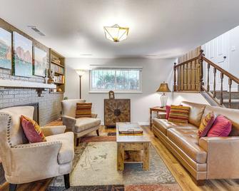 Hillside Place with Mountain Views about 8 Mi to Dtwn! - Colorado Springs - Living room