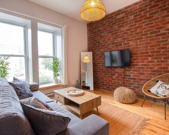 Zen/Rooftop/Terraces/Plateau/St-Denis/Ac/Tv - Montreal - Living room