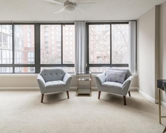Modern Court House 1BR w/ Elevator, near Plaza & Dining, by Blueground - Arlington - Living room