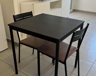 Bright and modern furnished T2 - - Strasbourg - Dining room