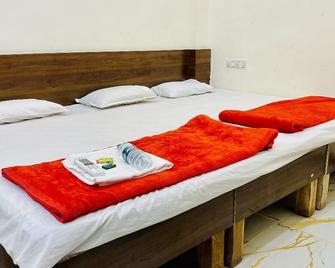 Hotel Shree Gajanand Palace - Ujjain - Bedroom