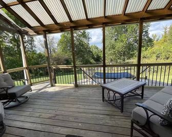 Charming 3-bedroom home on beautiful land with ponds close to amenities. - Xenia - Balkón