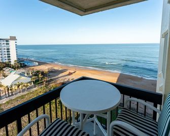 Sunrise beach views with top complex amenities and pool access! - Ormond Beach - Balcón