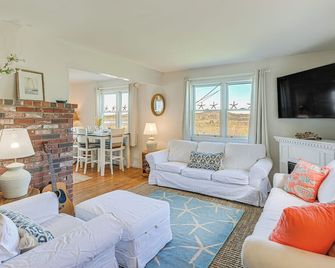 Peaceful Lubec Home with Views Walk to Beach! - Lubec - Sala de estar