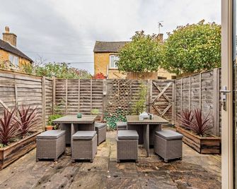 3 minutes from the famous stone bridges of Bourton on the Water - Callow Cottage - Bourton-on-the-Water - Patio
