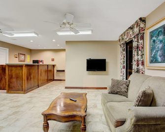 Super 8 by Wyndham Booneville - Booneville - Lobby