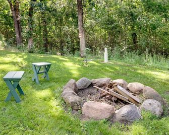 On-Site Trail, Fire Pit Cozy Sauk Centre Retreat! - Sauk Centre - Patio