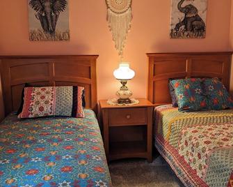 Charming 3-bedroom house in serene Sunbury with AC, WiFi - Sunbury - Bedroom