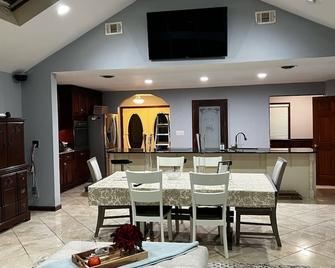 Relaxing family get away home! Just 30 min from beach and casinos. - Egg Harbor City - Dining room