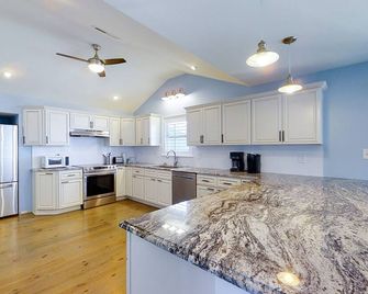 Dock of the Bay: Dog Friendly, Canal-Front w/Deepwater Boat Slip - Atlantic Beach - Kitchen