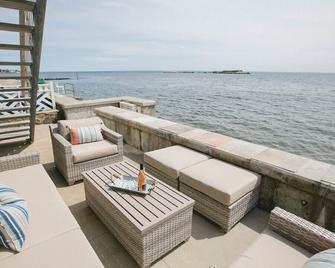 Pristine Four Bedroom Beachfront Vacation Home with SUPs and Kayaks! - Westbrook - Balcony