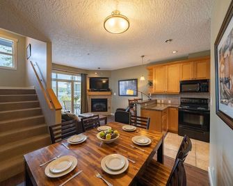 2 Bedroom, 2 Bathroom Townhome In Sooke, Bc - Sooke - Sala de jantar