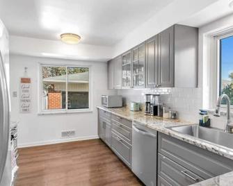 Entertainment & Game Room w/ Bar Cheerful and Bright Ranch w/ 2 Full Baths - Madison Heights - Kitchen