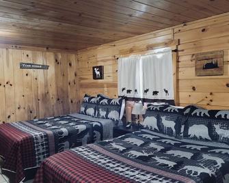 Buck Stop at The Black Bear Inn Satellite, WiFi, Near River & Hiking Trails! - Wellston - Bedroom