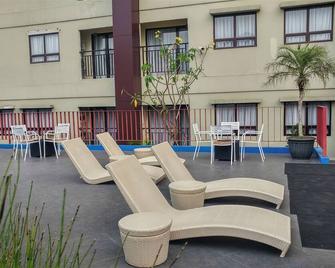 Homey and Comfort Stay Studio Atria Residences Gading Serpong Apartment By Travelio - Curug - Patio