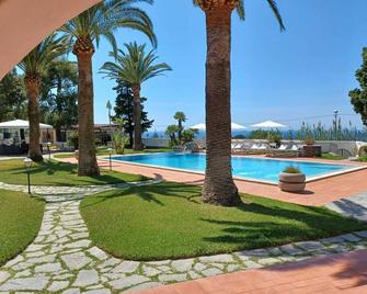 Villa Martina - 'Ginestra' room, in the annex of a prestigious Villa - Forio - Pool