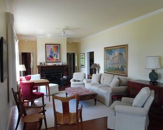 Indoor Pool, Beach Access, Heritage Home, Sleeps 10, Five Bedrooms, Close 2 town - Vesuvius - Вітальня