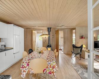 Three-Bedroom Holiday Home In Thyholm - Sindrup - Comedor