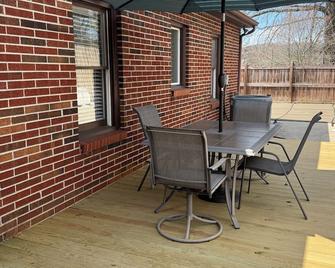 Newly renovated 3 beds, 2 baths in Marion. Pool open until Oct. 5!! - Marion - Patio