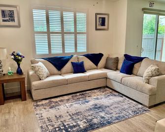 Charming family-friendly 2-bedrooms with Jack & Jill bathroom near Sky River. - Elk Grove - Obývací pokoj