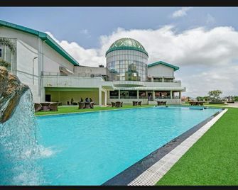 The Emerald Resort - Talegaon Dābhāde - Piscina