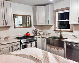 Downtown Skiatook Cottage - Skiatook - Kitchen