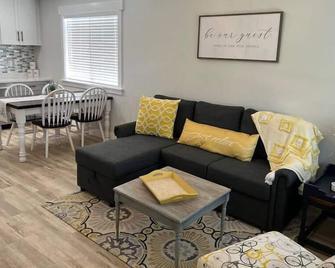 Guest Suites - 1998 #3 Cheerful 1 bedroom 1 bath Suite - Idaho Falls - Living room