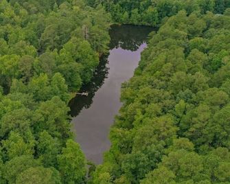 Cozy Cabin nestled by picturesque 3.4ac Lake. Close to Stableview and downtown. - Trenton - Building