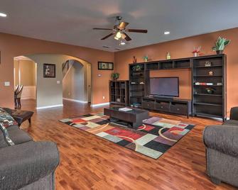 Family Getaway w/ Movie Room Near Atlanta! - McDonough - Living room