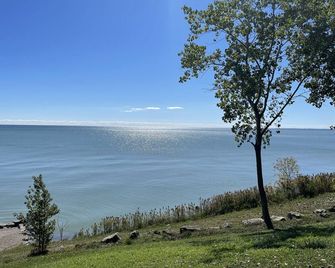 Lakeside Village Park Motel - Wheatley - Outdoors view
