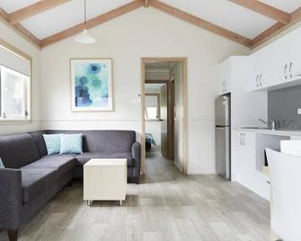 Nrma Port Macquarie Breakwall Holiday Park - Port Macquarie - Living room