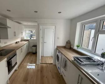 Modern, renovated 3 bed home near railway station - North Ferriby - Kitchen