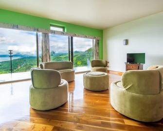 2b / 2b Impressive Lake Arenal, 3 Pools, Full Kitchen - Tilarán - Sala de estar