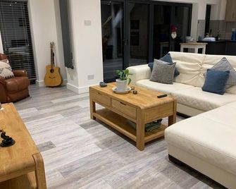 Surfers Lodge - Rest Bay, Porthcawl - Porthcawl - Sala de estar