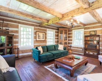 Living in the Past Glacier Log Home - Mins from Glacier, Featured in Magazine! - Columbia Falls - Pokój dzienny