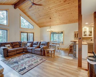 Arnold Cabin Near Calaveras Big Trees St - Arnold - Living room
