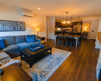 Cranmore Condominium Lodging - North Conway - Living room
