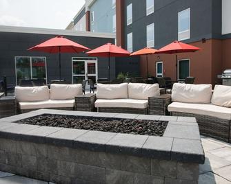 Hampton Inn & Suites Warrington Horsham - Warrington - Patio