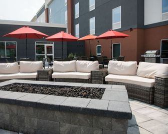Hampton Inn & Suites Warrington Horsham - Warrington - Innenhof