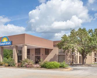 Days Inn by Wyndham Clinton-Presbyterian College - Clinton - Building