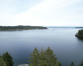 Water view high bank two bedroom private border Manchester State Park. - Port Orchard - Vista externa