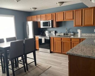 Beautiful 3 Br Townhome - Recently Updated! - Bloomington - Kitchen