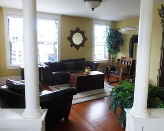 Luxury Vacation Condo in the Heart of Friday Harbor - Friday Harbor - Living room