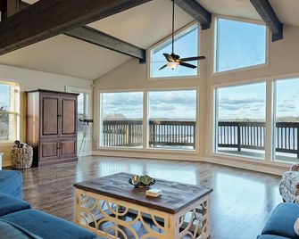 Outstanding View Lake Access Spacious Lakehouse - Rogers - Oturma odası