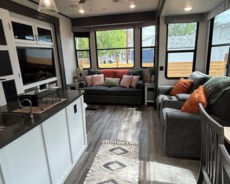 The Wino Wagon in Downtown - Prosser - Living room