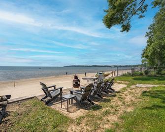 Hot Tub Waterfront Estate On Prestigious Bay Beach - Fort Erie - Patio